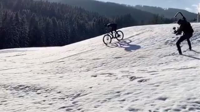 Peter Sagan haciendo de las suyas: se atreve con un truco en la nieve Peter Sagan haciendo de las suyas: se atreve con un truco en la nieve