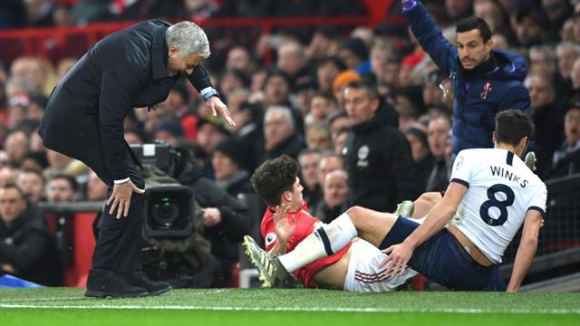 Mourinho, che rischio a Old Trafford! Il portoghese colpito duramente da James a bordo campo