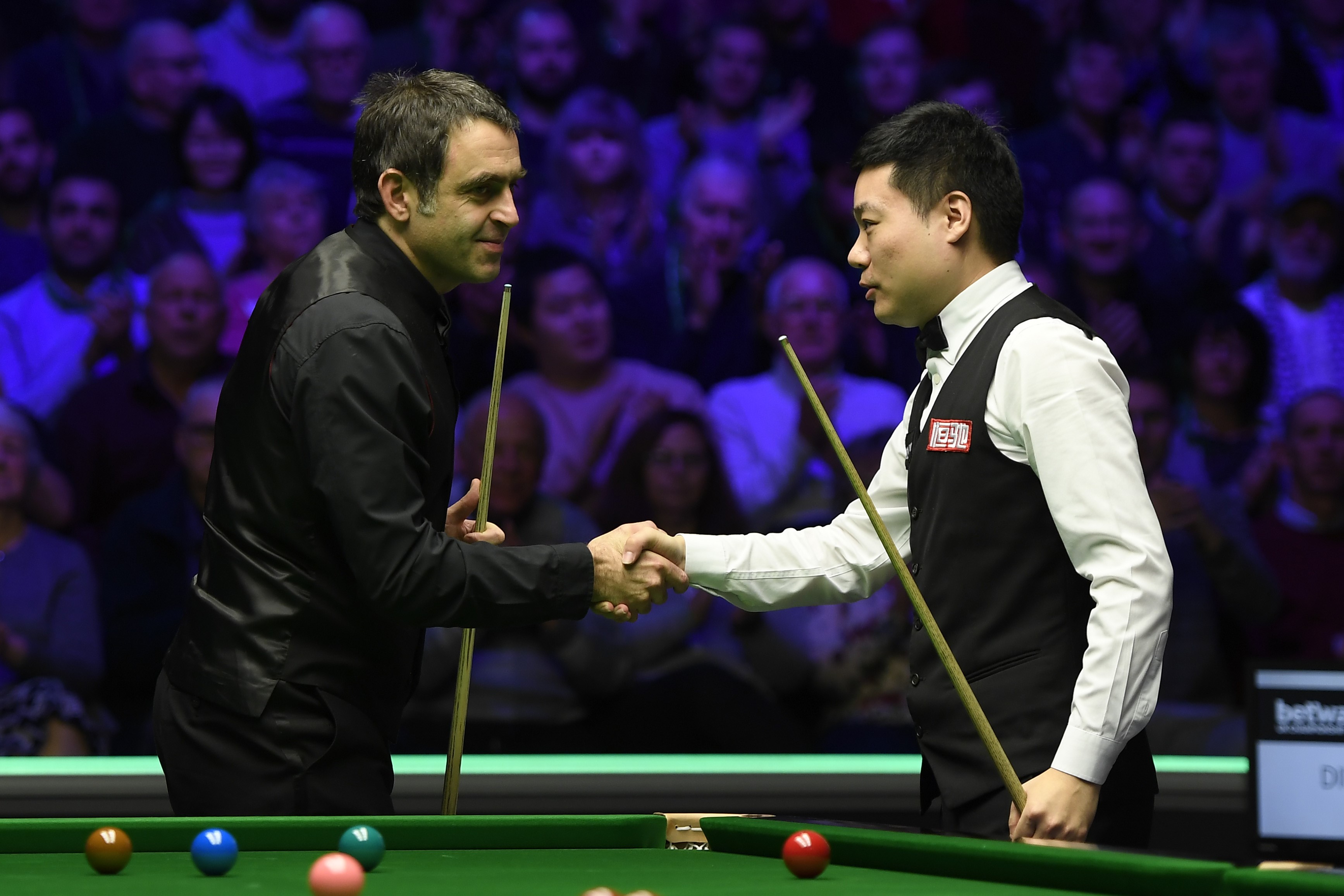 Ronnie O'Sullivan shakes the hand of Ding Junhui