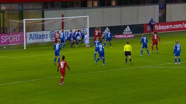 Blitzstart des FC Bayern: Laudehr stochtert den Ball über die Linie Blitzstart des FC Bayern: Laudehr stochtert den Ball über die Linie