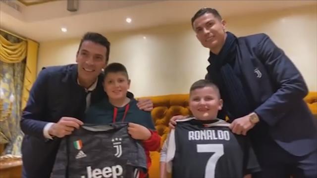 Cristiano y Buffon les dan una sorpresa a dos niños víctimas del terremoto de Albania Cristiano y Buffon les dan una sorpresa a dos niños víctimas del terremoto de Albania