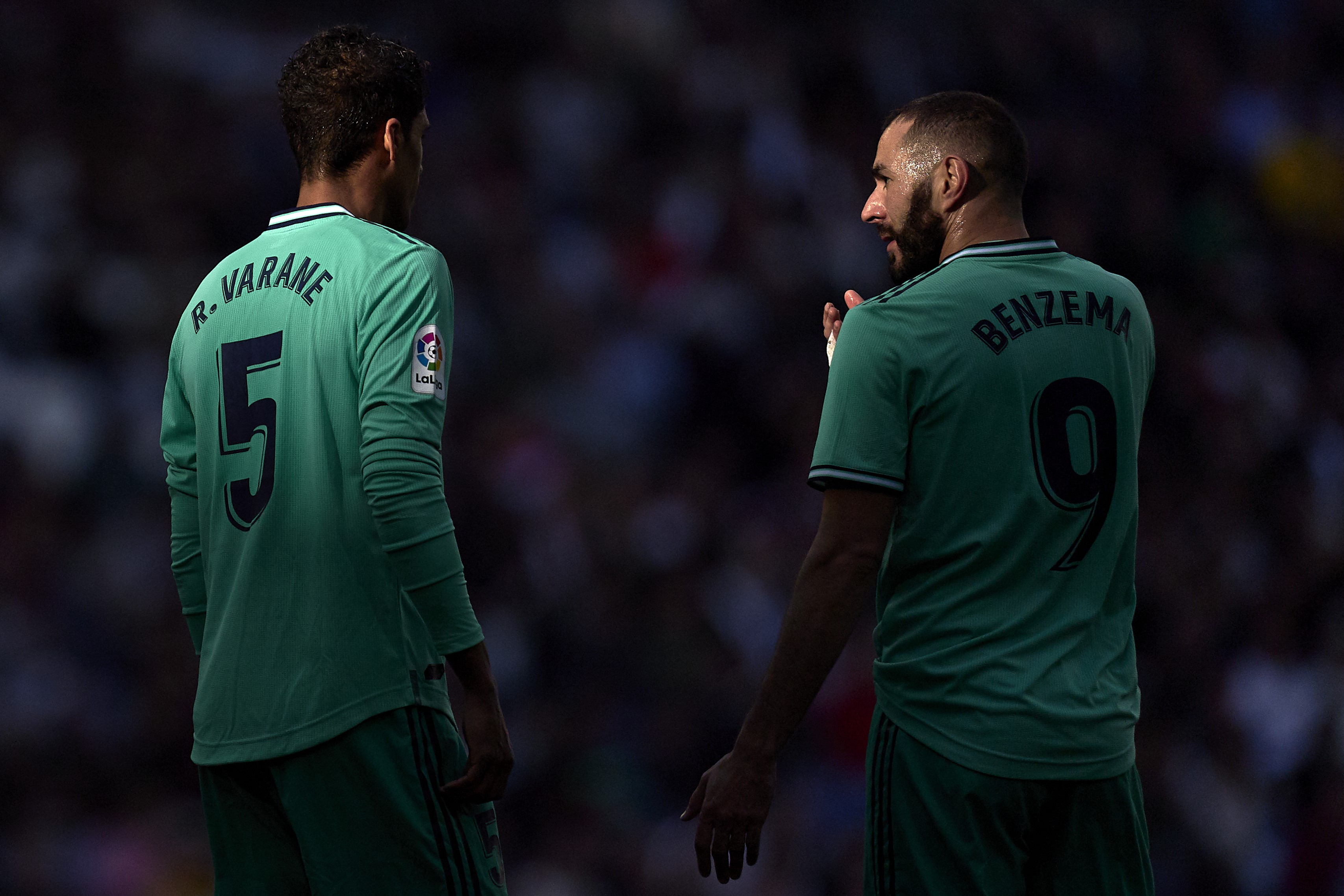 Raphaël Varane et Karim Benzema lors de la rencontre Real Madrid-Espanyol en Liga