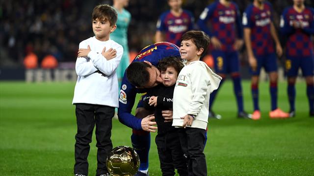 VIDEO. Moment superb pe Camp Nou. Copiii îi aduc lui Messi Balonul de Aur