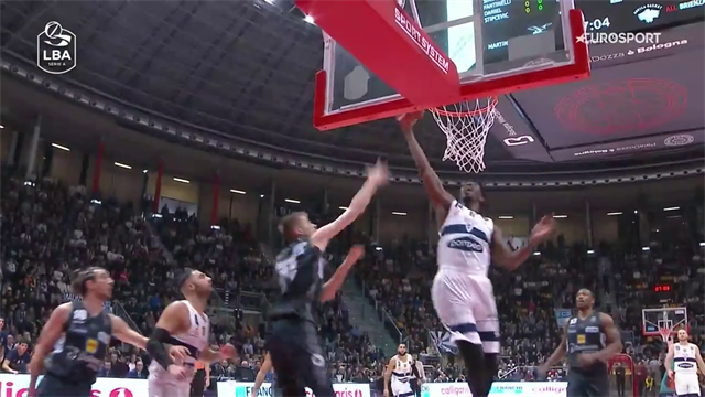 Si può anche sbagliare se dietro c'è Henry Sims: schiacciata a rimorchio che pulisce tutto! Si può anche sbagliare se dietro c'è Henry Sims: schiacciata a rimorchio che pulisce tutto!
