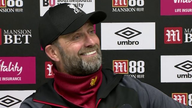 Klopp show! Suona il telefono del giornalista e spoilera la chiamata Klopp show! Suona il telefono del giornalista e spoilera la chiamata