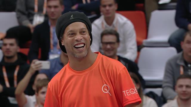 Ronaldinho zaubert bei Teqball-WM mit Gallas Ronaldinho zaubert bei Teqball-WM mit Gallas