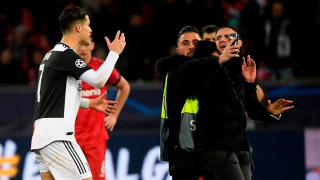 Câlin, esquive et embrouille : la folle soirée de Ronaldo avec les spectateurs de Leverkusen