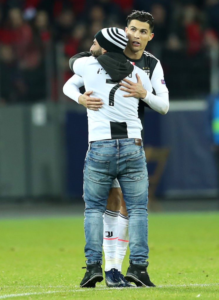 Cristiano Ronaldo sympa avec le premier "pitch invader" de Leverkusen, le 12 décembre 2019.