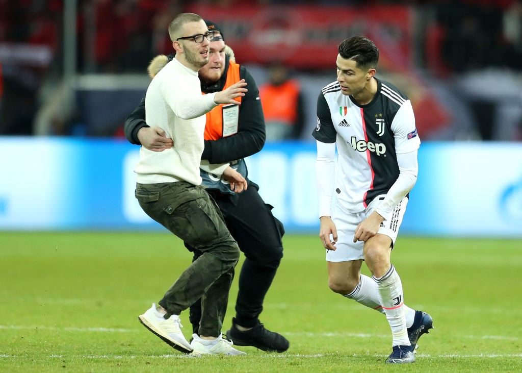 Cristiano Ronaldo esquive un "pitch invader", le 12 décembre 2019 à Leverkusen.