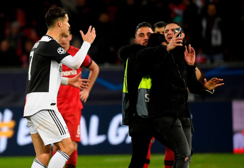 Cristiano Ronaldo mécontent après qu'un "pitch invader" lui a accroché l'épaule, le 11 décembre 2019 à Leverkusen.