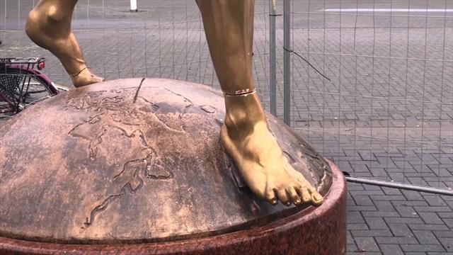 Statua di Ibrahimovic nuovamente danneggiata: i vandali hanno cercato di segarle le gambe Statua di Ibrahimovic nuovamente danneggiata: i vandali hanno cercato di segarle le gambe