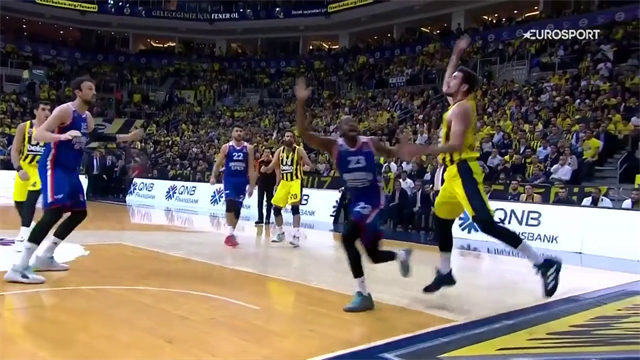 Magia di Nando De Colo: canestro da posizione impossibile Magia di Nando De Colo: canestro da posizione impossibile