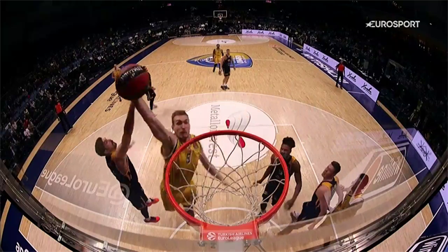 Niels Giffey col punto esclamativo: penetrazione diretta e schiacciata in testa a tutto il Khimki Niels Giffey col punto esclamativo: penetrazione diretta e schiacciata in testa a tutto il Khimki