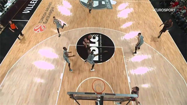 39 anni e non sentirli: Scola batte il pressing, alza per la schiacciata di Tarczewski e se la ride 39 anni e non sentirli: Scola batte il pressing, alza per la schiacciata di Tarczewski e se la ride