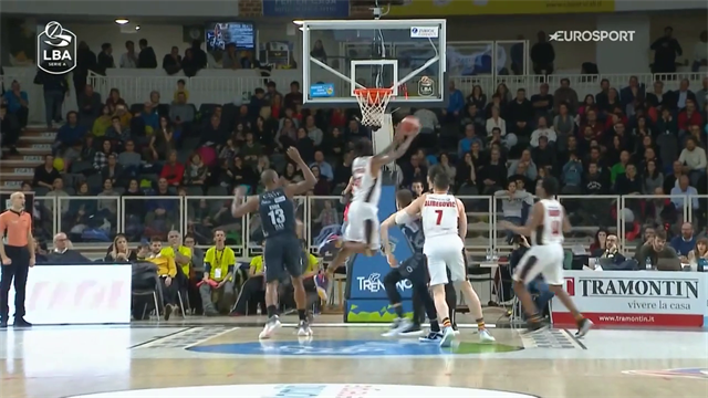 Un centrone con i piedi da ballerino: virata imperiale di Davon Jefferson contro Trento Un centrone con i piedi da ballerino: virata imperiale di Davon Jefferson contro Trento