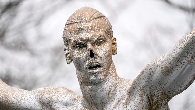 Vandalisée et maintenant renversée : la statue de Zlatan continue de prendre cher à Malmö