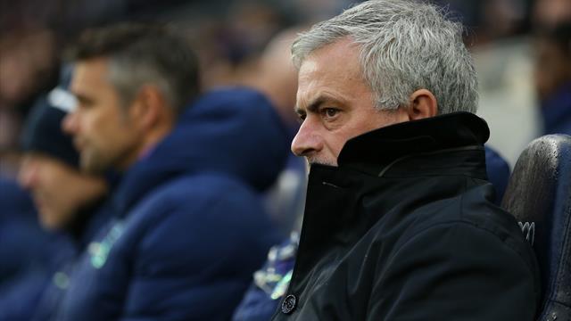 En plein match, Mourinho espionne le staff adverse et prend un carton jaune