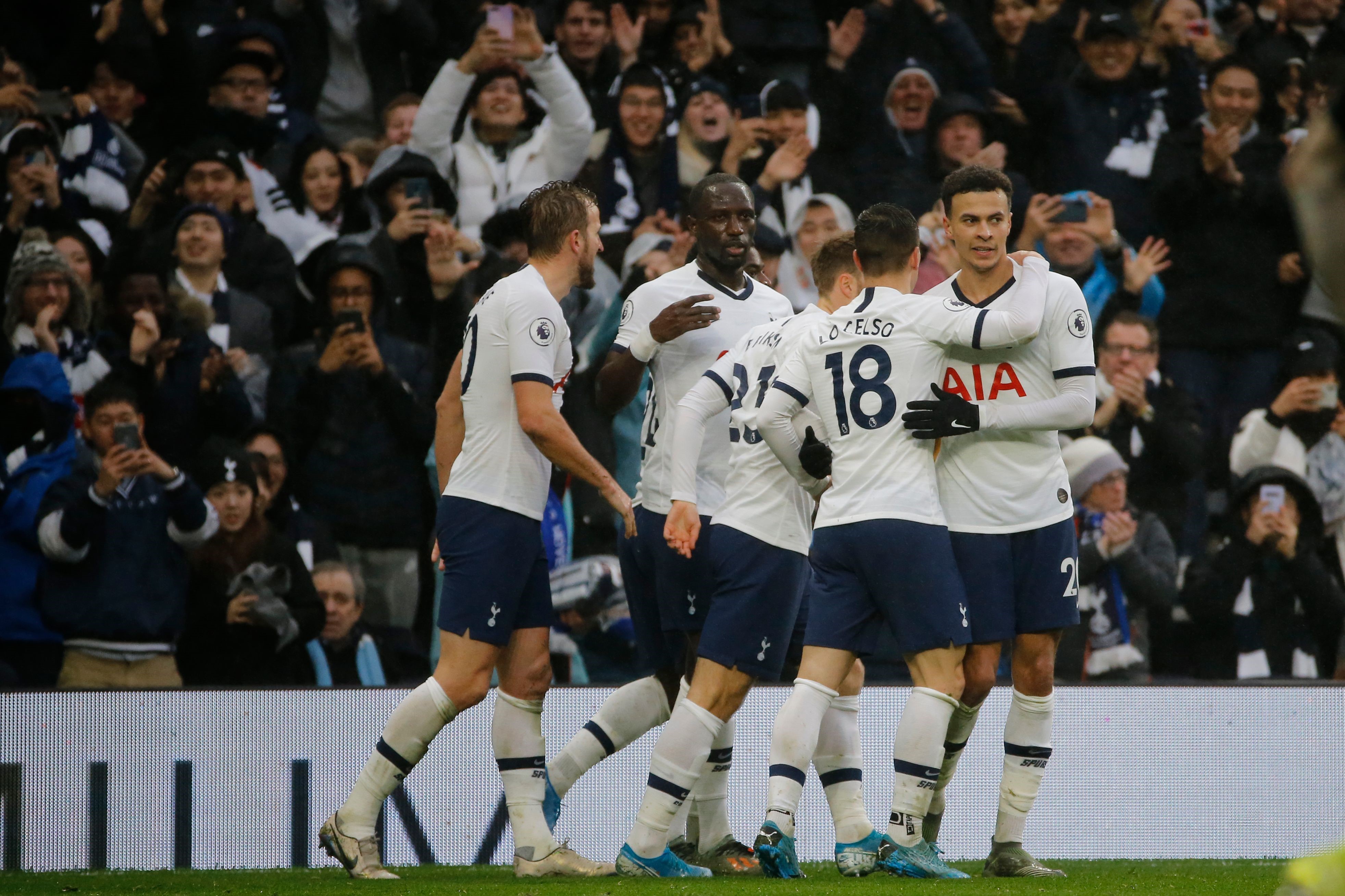 Dele Alli festeggia il 2-1 contro il Brighton