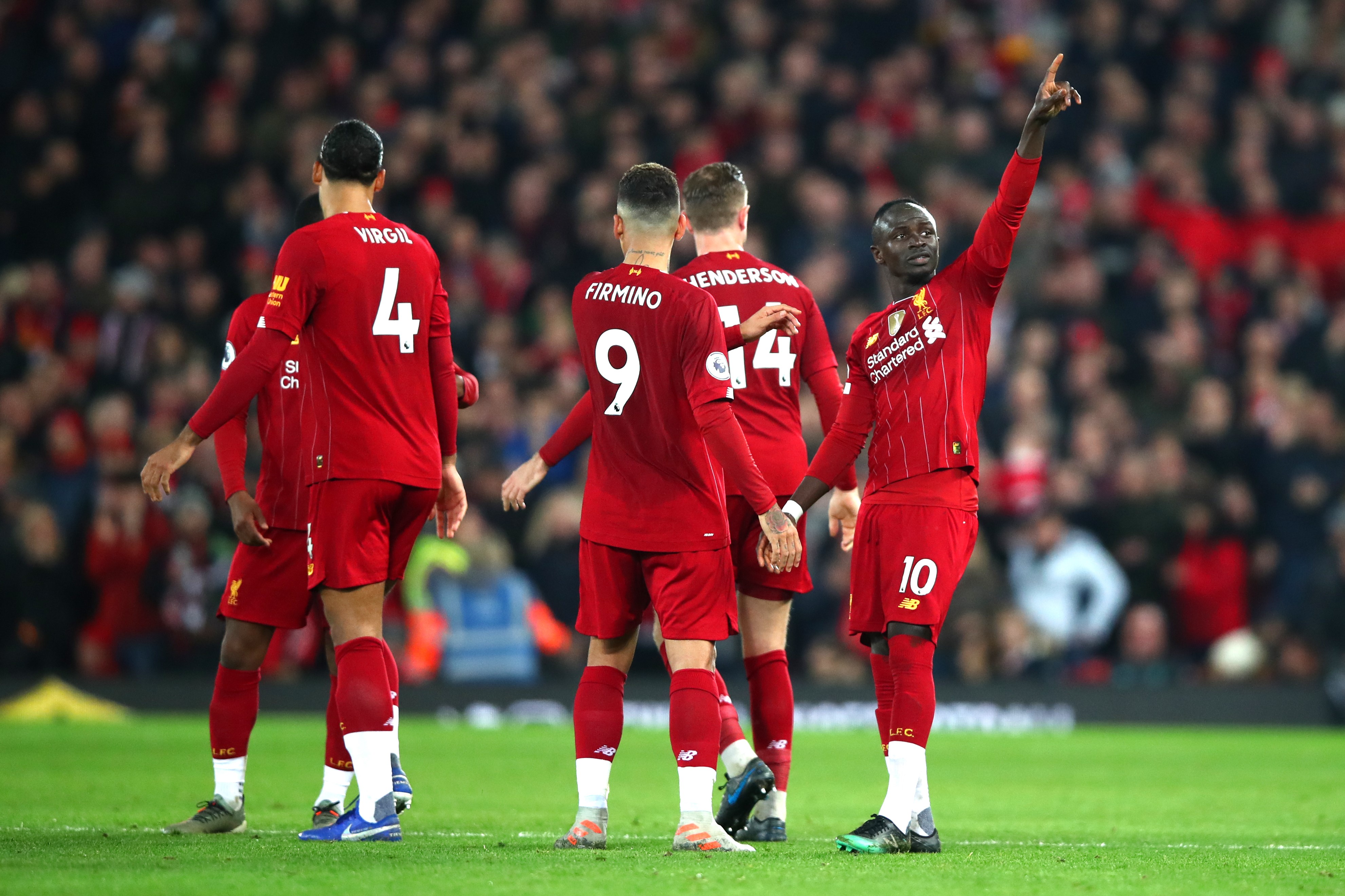 Liverpool'lu Sadio Mane, Wolverhampton'a attığı golü takım arkadaşlarıyla kutluyor.