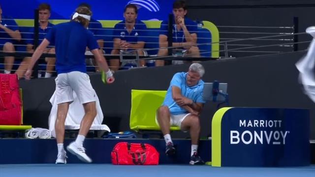 Ganz schlechtes Vorbild! Tsitsipas haut mit Schläger um sich und trifft seinen Vater Ganz schlechtes Vorbild! Tsitsipas haut mit Schläger um sich und trifft seinen Vater