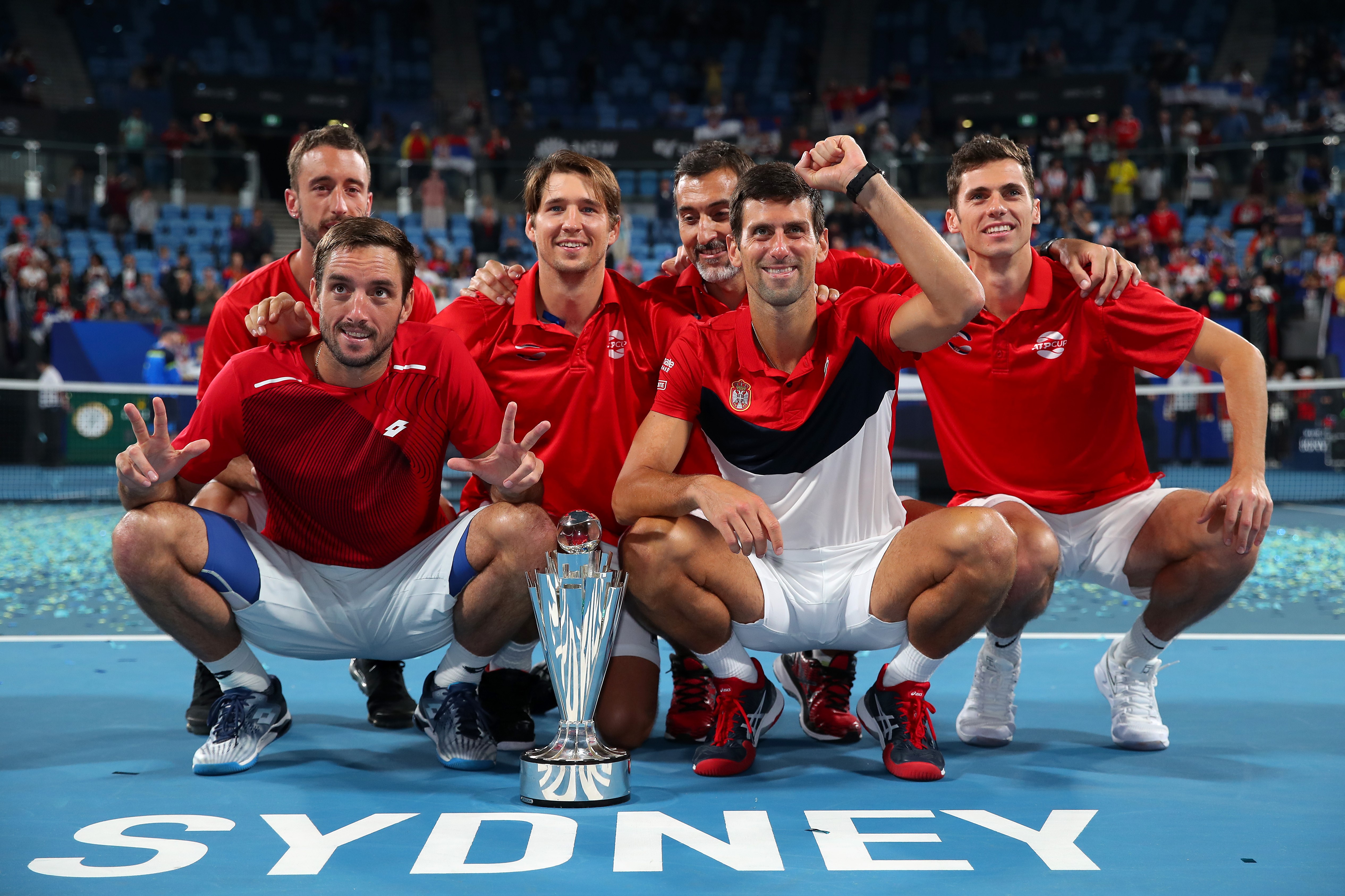 Novak Djokovic et l'équipe de Serbie victorieuse de l'ATP Cup 2020 à Sydney