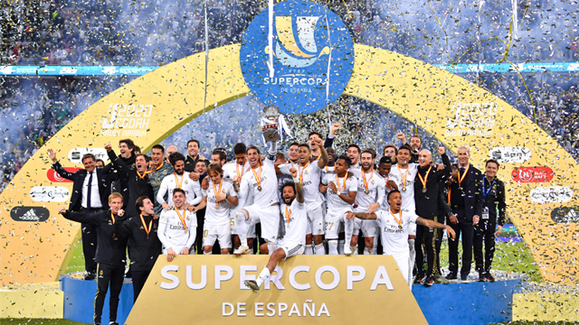 Her får Real Madrid-spillerne løfte Supercopa-pokalen Her får Real Madrid-spillerne løfte Supercopa-pokalen