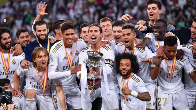 La euforia del Real Madrid a pie de campo tras conseguir la Supercopa de España