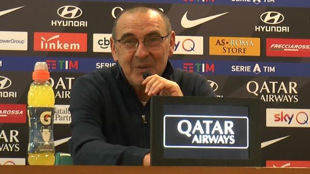 Sarri: "La Juve mi ha cambiato? Mia moglie dice che sono sempre la stessa testa di c***o di prima" Sarri: "La Juve mi ha cambiato? Mia moglie dice che sono sempre la stessa testa di c***o di prima"