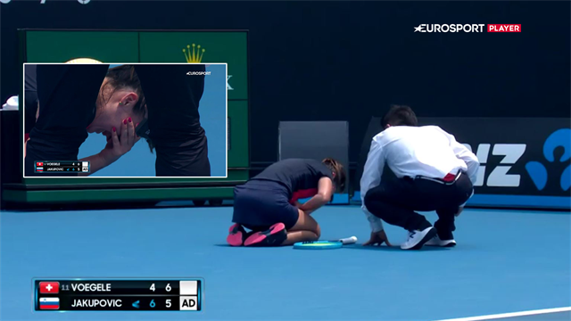 Triste billeder: Jakupovic må forlade kvalifikationen til Australien Open efter ildebefindende Triste billeder: Jakupovic må forlade kvalifikationen til Australien Open efter ildebefindende