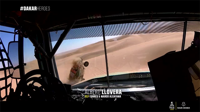 Che paura per Albert Llovera! Si ribalta tra le dune, ma riesce a ripartire Che paura per Albert Llovera! Si ribalta tra le dune, ma riesce a ripartire