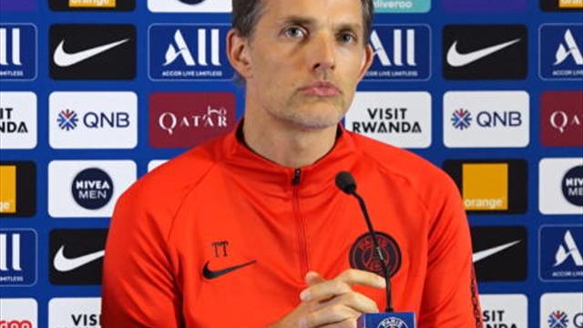 Quand Thomas Tuchel fait mine de s'endormir, fatigué des remarques sur le 4-4-2 Quand Thomas Tuchel fait mine de s'endormir, fatigué des remarques sur le 4-4-2