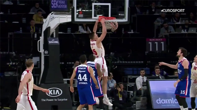 Kaleb Tarczewski decolla anche a Istanbul: schiacciata su alley-oop di Nemanja Nedovic Kaleb Tarczewski decolla anche a Istanbul: schiacciata su alley-oop di Nemanja Nedovic