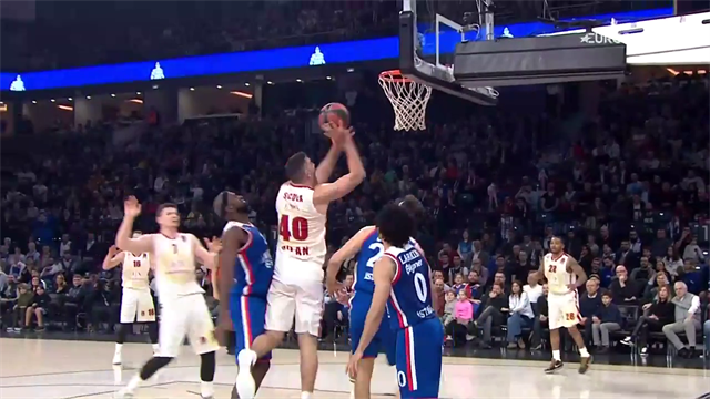 Dalla difesa all'attacco: stoppata di Arturas Gudaitis, and-one di Luis Scola in contropiede Dalla difesa all'attacco: stoppata di Arturas Gudaitis, and-one di Luis Scola in contropiede