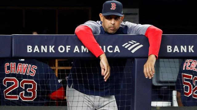 El puertorriqueño Alex Cora abandona los Medias Rojas en medio de un escándalo
