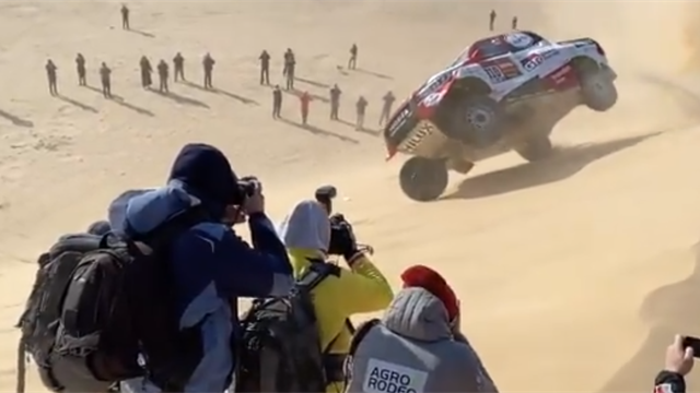 Dakar 2020, Alonso che paura! Lo spagnolo si ribalta due volte ma è illeso