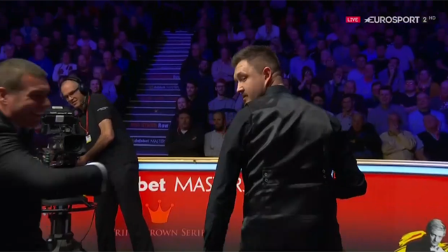 London Masters: Una avispa intenta atacar a Wilson... y acaba picando al árbitro