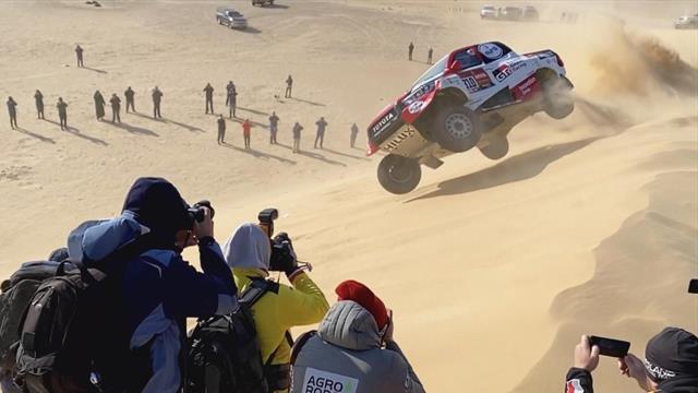 Fernando Alonso rolls car in spectacular dune crash at Dakar Fernando Alonso rolls car in spectacular dune crash at Dakar