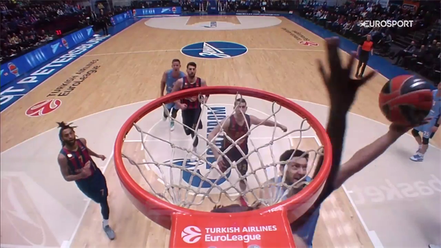 Baskonia gioca sopra il ferro: stoppata di Diop, schiacciata in contropiede di Shengelia Baskonia gioca sopra il ferro: stoppata di Diop, schiacciata in contropiede di Shengelia