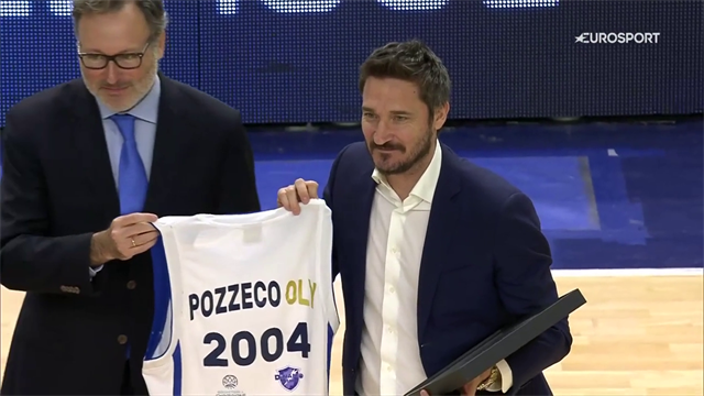 Pozzecco diventa "Pozzeco" sulla maglia celebrativa per l'argento di Atene 2004: gaffe della FIBA Pozzecco diventa "Pozzeco" sulla maglia celebrativa per l'argento di Atene 2004: gaffe della FIBA