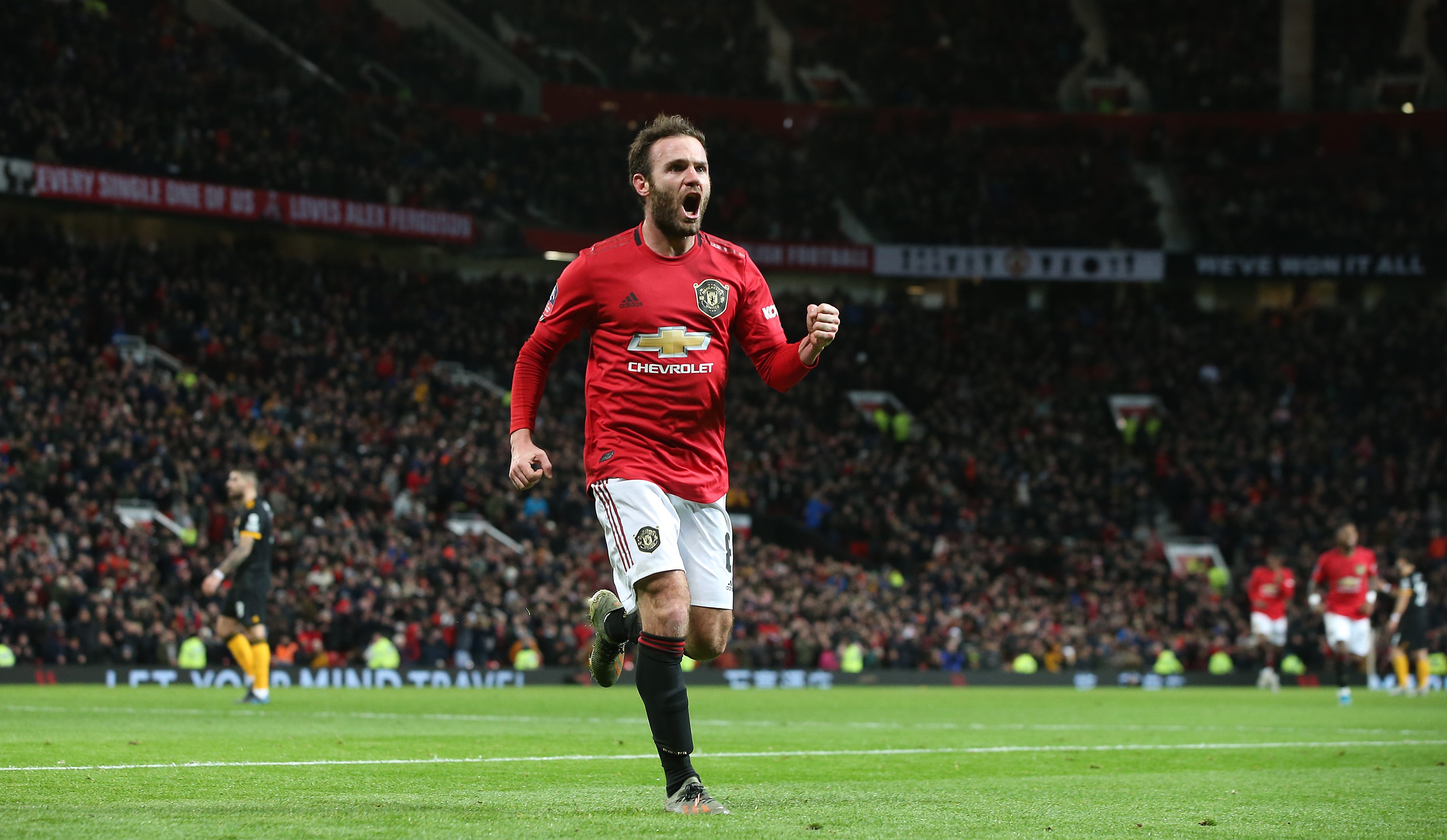 Juan Mata esulta per il gol al Wolverhampton