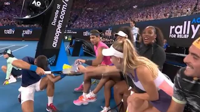 Exhibition - Tweener de Wozniacki, Djoko le clown, huit sur le court : les stars du tennis unies Exhibition - Tweener de Wozniacki, Djoko le clown, huit sur le court : les stars du tennis unies