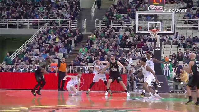 Tyrese Rice non ha rispetto per Walkup: lo mette a sedere con la finta e segna la tripla Tyrese Rice non ha rispetto per Walkup: lo mette a sedere con la finta e segna la tripla