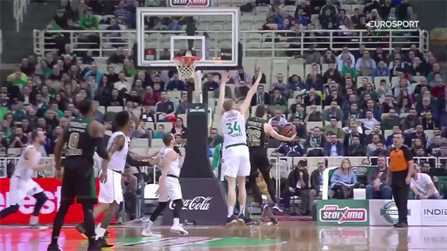 Numero da circo di Jimmer Fredette: galleggia in aria e trova il bersaglio Numero da circo di Jimmer Fredette: galleggia in aria e trova il bersaglio