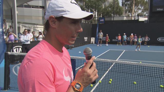 Надаль провел день перед Australian Open, играя с детьми Надаль провел день перед Australian Open, играя с детьми