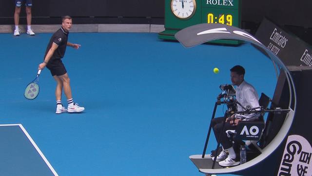 Open Australia 2020: Este juez de silla tiene más vidas que un gato... Se libró de dos bolazos Open Australia 2020: Este juez de silla tiene más vidas que un gato... Se libró de dos bolazos