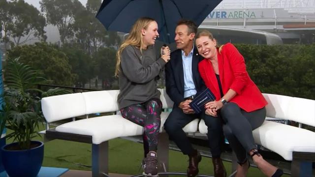 Ungemütlicher Turnier-Start: Wozniacki im Eurosport-Studio vom Regen überrascht Ungemütlicher Turnier-Start: Wozniacki im Eurosport-Studio vom Regen überrascht