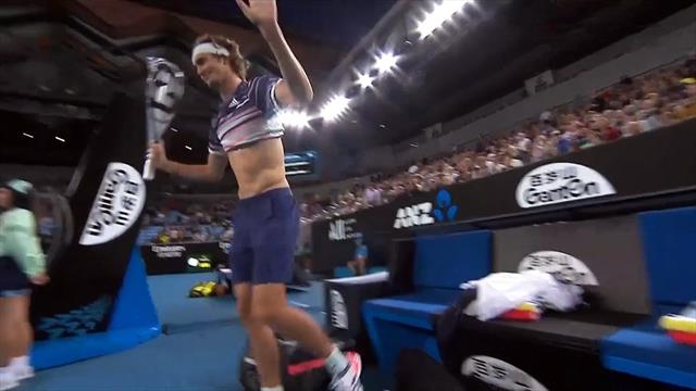 Fauxpas zum Matchbeginn: Zverev vergisst sein Shirt Fauxpas zum Matchbeginn: Zverev vergisst sein Shirt