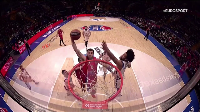Mike James va fino in fondo e chiude con una schiacciata tonante Mike James va fino in fondo e chiude con una schiacciata tonante