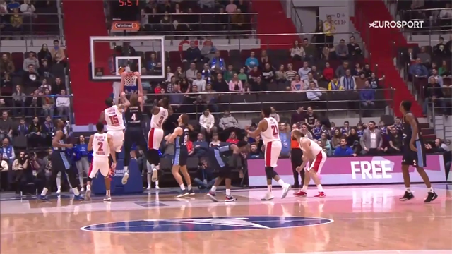 Colton Iverson si fa largo nell'area dell'Olympiacos: schiacciatona al volo a rimbalzo offensivo Colton Iverson si fa largo nell'area dell'Olympiacos: schiacciatona al volo a rimbalzo offensivo