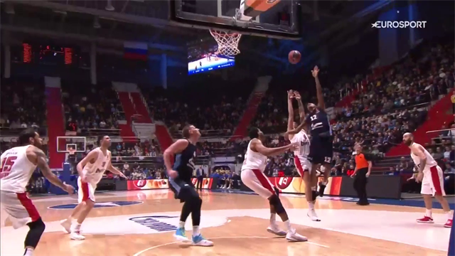 Alex Renfroe ferma così la rimonta dell'Olympiacos: and-one decisivo per la vittoria dello Zenit Alex Renfroe ferma così la rimonta dell'Olympiacos: and-one decisivo per la vittoria dello Zenit